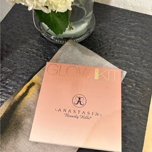 Anastasia Beverly Hills That Glow Kit in Gold and Pink